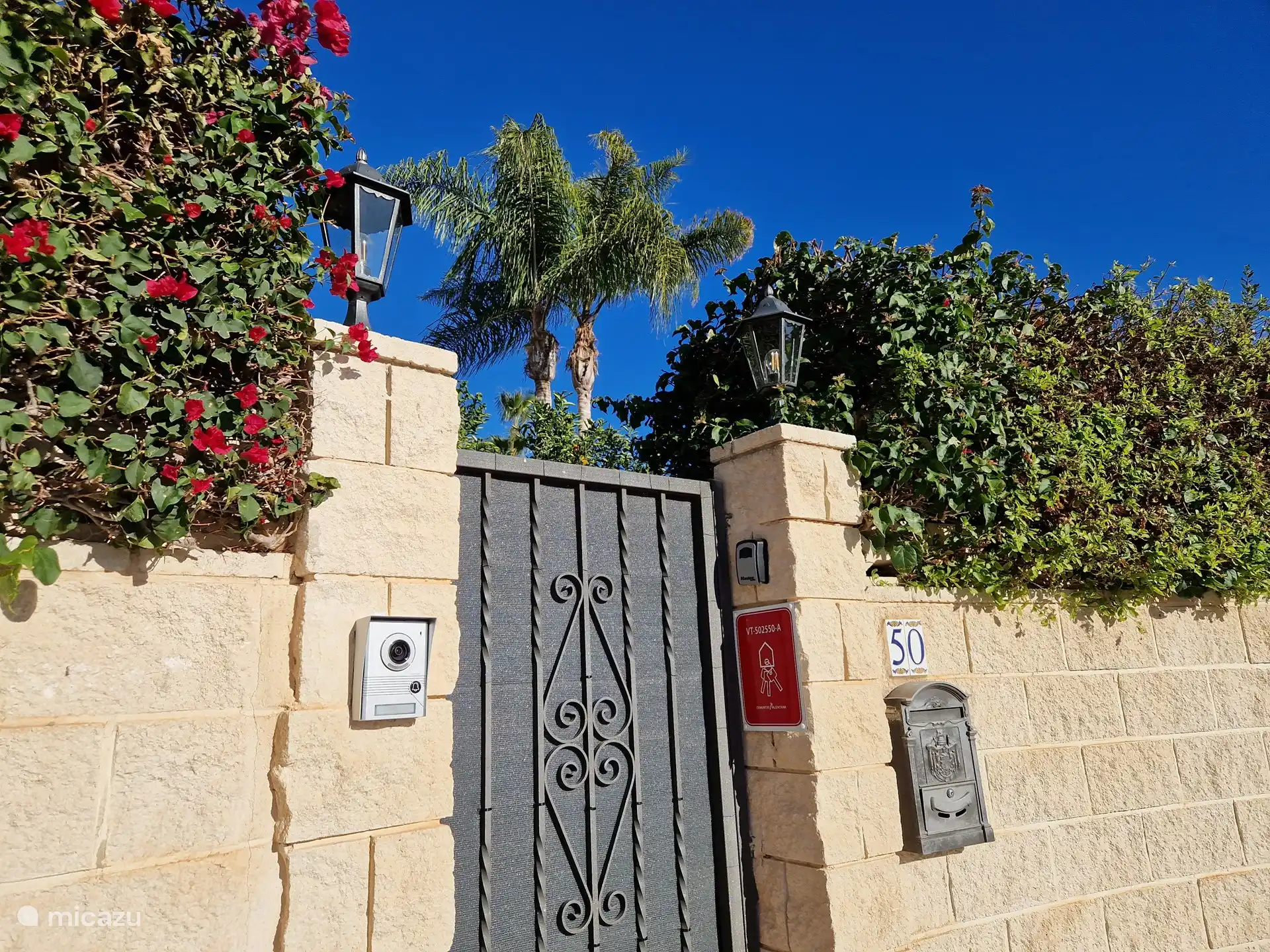 Le portail d'entrée où se trouve le coffre-fort à clés. Vous recevrez ce code après votre réservation.