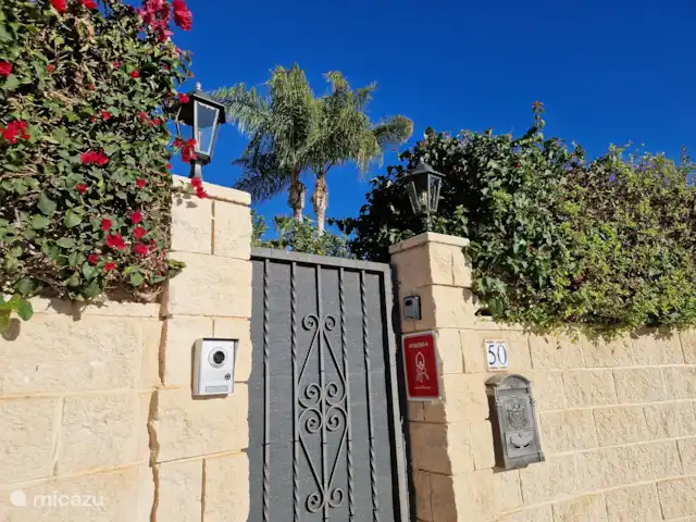 Casa Grand Mirador | Espagne, Costa Blanca, Muchamiel - Alicante - villa Le portail d'entrée où se trouve le coffre-fort à clés. Vous recevrez ce code après votre réservation.