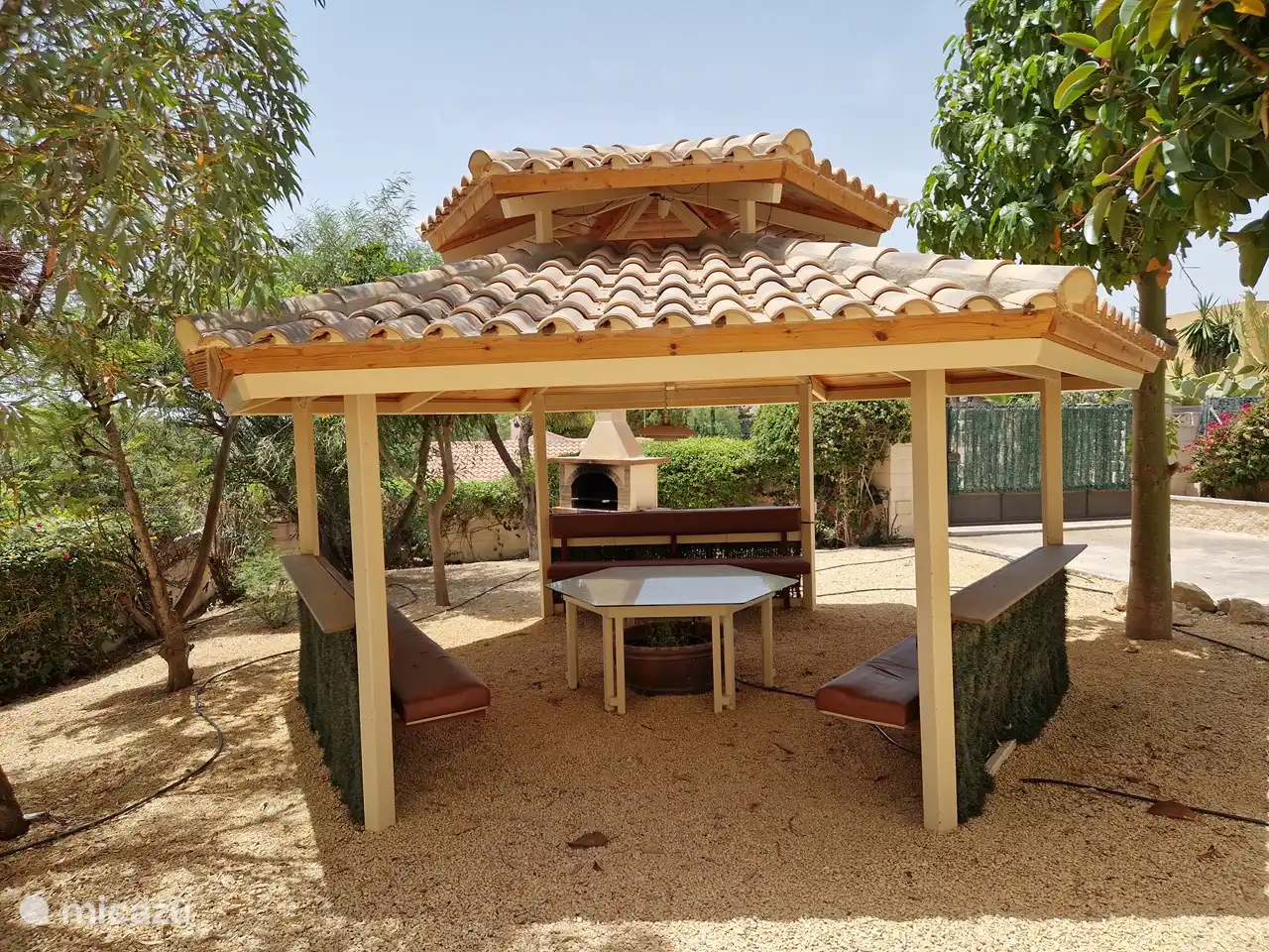 Le gazebo BBQ ne devrait bien sûr pas manquer dans ce reportage photo. Jamais auparavant vous n'avez pu profiter d'un barbecue confortable avec votre groupe d'amis ou les membres de votre famille.
