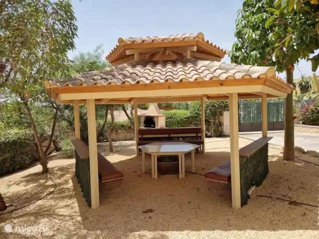 Casa Grand Mirador | Espagne, Costa Blanca, Muchamiel - Alicante - villa Le gazebo BBQ ne devrait bien sûr pas manquer dans ce reportage photo. Jamais auparavant vous n'avez pu profiter d'un barbecue confortable avec votre groupe d'amis ou les membres de votre famille.