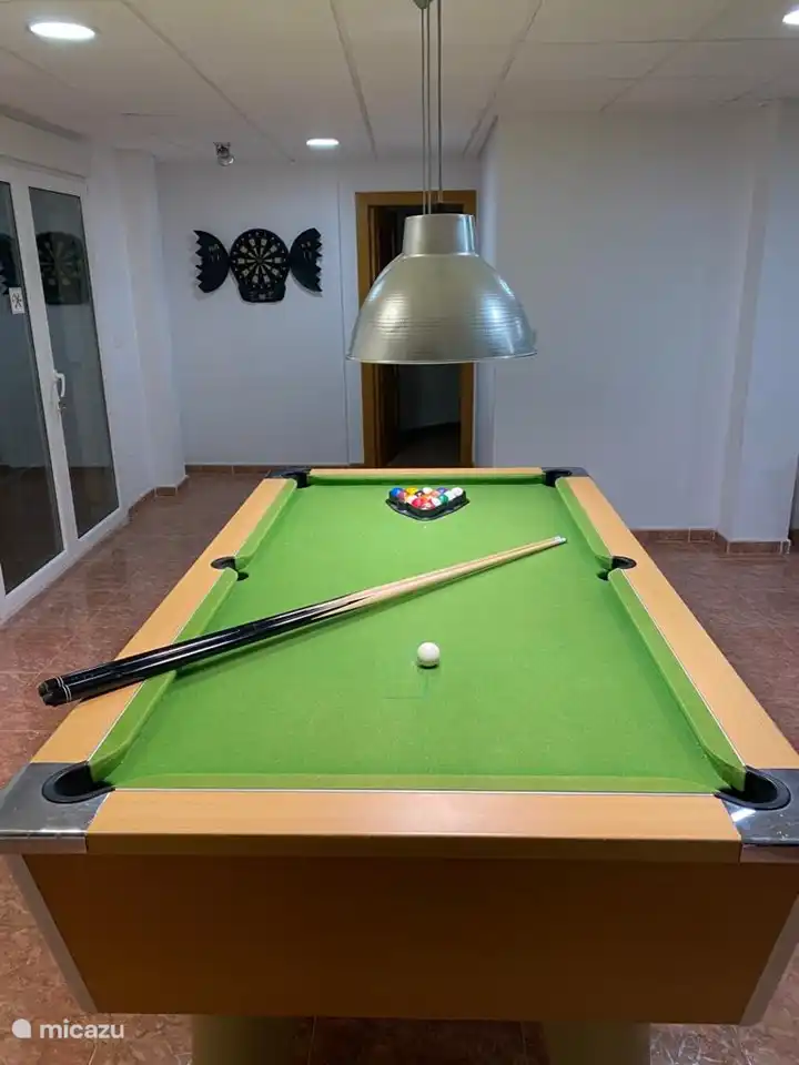 Ce billard américain est situé au rez-de-chaussée. Ici, vous pouvez passer une agréable soirée.