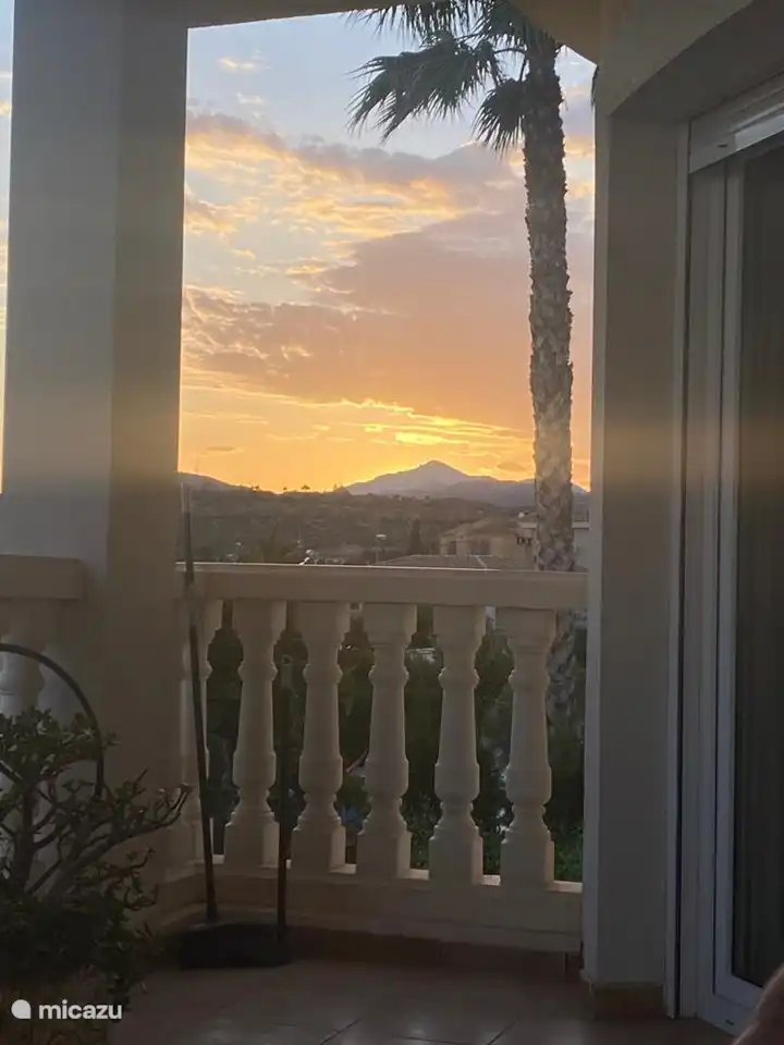 Le coucher de soleil à Mutxamel est d'une beauté à couper le souffle. A déguster en prenant un verre sur la jolie terrasse.