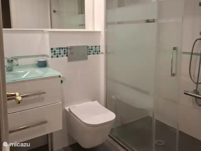 Apartamento Doña Sofía en España, Costa del Sol, Fuengirola - apartamento Baño de invitados con ducha a ras de suelo y calefacción