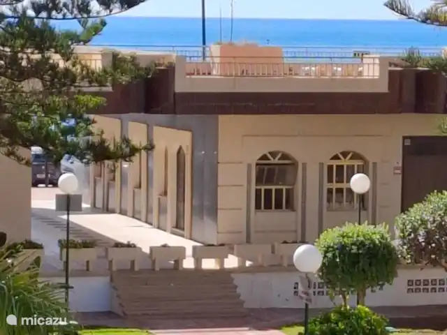 Apartamento Doña Sofía en España, Costa del Sol, Fuengirola - apartamento Vista desde balcón, patio ajardinado con salida hacia el bulevar que corre justo detrás.