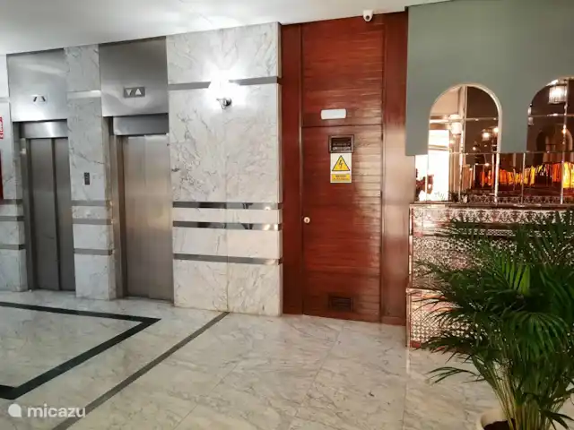 Apartamento Doña Sofía en España, Costa del Sol, Fuengirola - apartamento La entrada en estilo clásico español con ascensores de nueva construcción