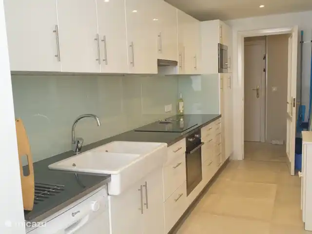 Apartamento Doña Sofía en España, Costa del Sol, Fuengirola - apartamento Cocina nueva con placa de inducción, grill/horno, microondas, nevera y congelador.
Debajo del fregadero una caldera de agua caliente para uso inmediato de agua caliente.