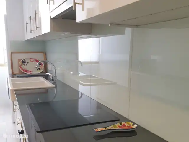 Apartamento Doña Sofía en España, Costa del Sol, Fuengirola - apartamento cocina, vista hacia el lavadero detrás de ella