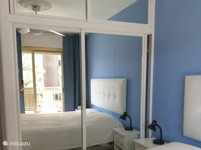 Apartamento Doña Sofía en España, Costa del Sol, Fuengirola - apartamento El dormitorio con camas de 2 x 1 persona, amplios armarios y ventilador de techo con puertas corredizas a la terraza.
Abre un poco el frente por la noche y escucharás el murmullo del mar ¡Buenas noches!