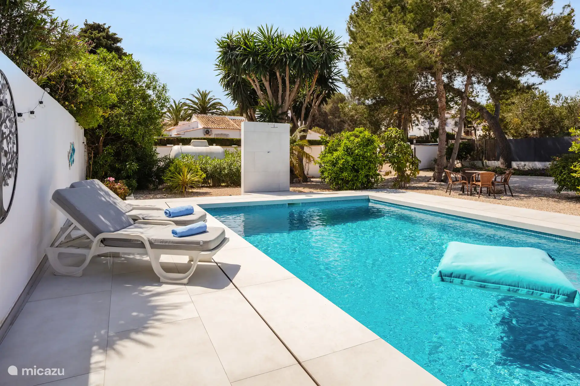 Swimming pool with 6 sunbeds