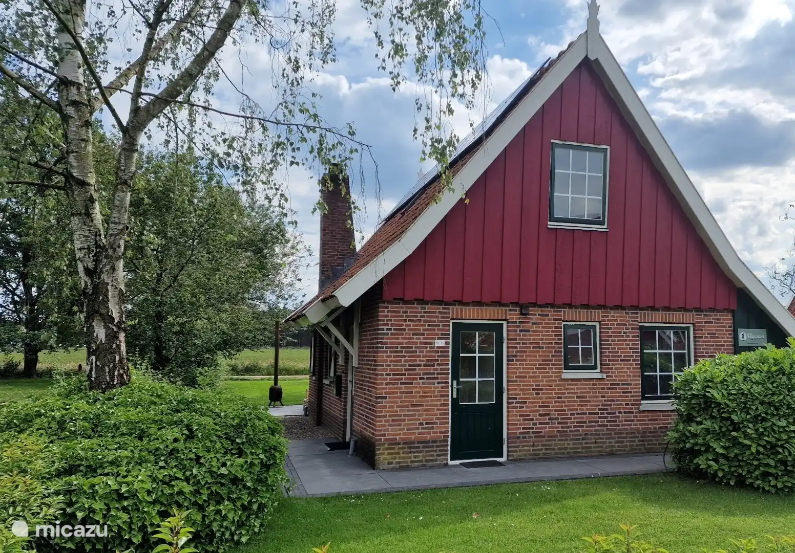 Der Vorgarten ist vom portugiesischen Lorbeer gesäumt