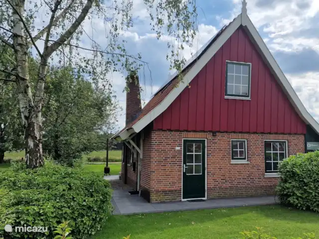 Huisje Weidezicht ● Achterhoek huren in Nederland, Gelderland, Lievelde - vakantiehuis De voortuin omzoomd met de Portugese laurier