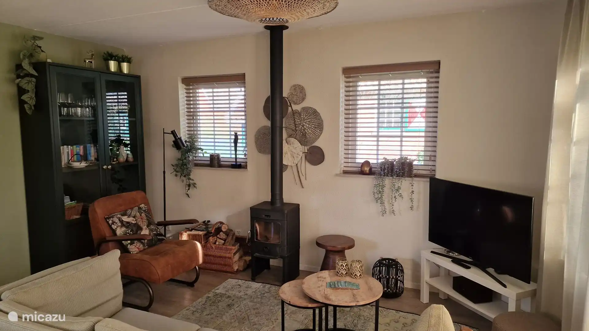 Wohnzimmer mit Holzkamin