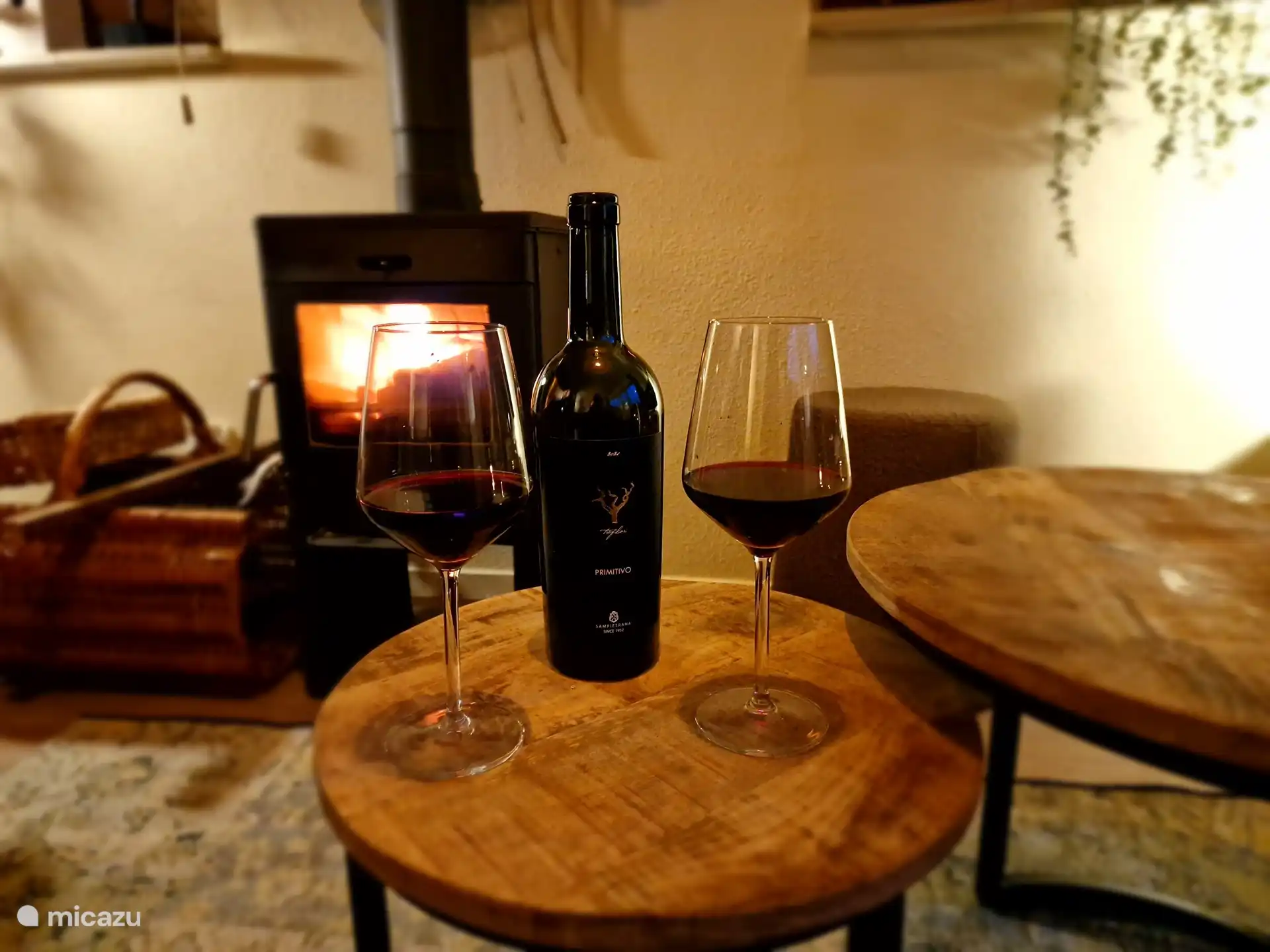 Genießen Sie abends ein schönes Glas Wein am Holzofen