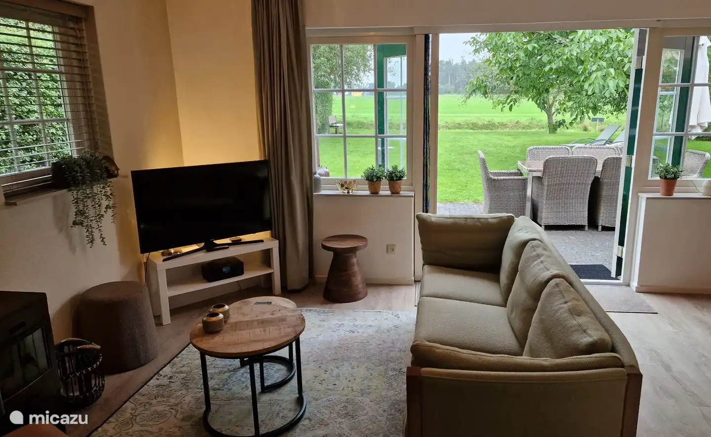 Genießen Sie die Aussicht vom Wohnzimmer und der Couch