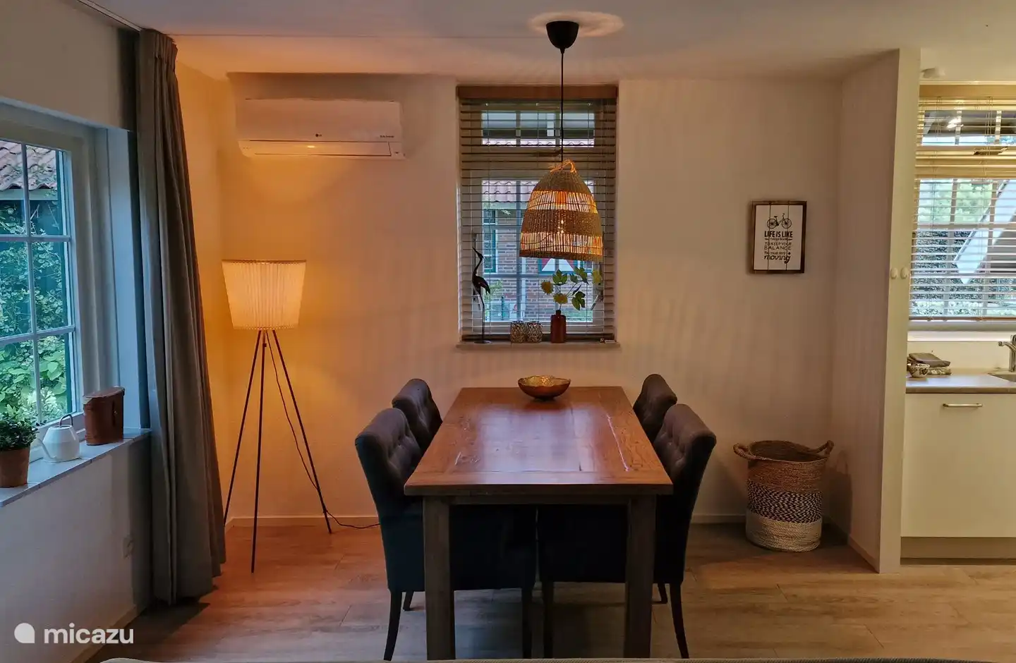 Essbereich mit vier Stühlen. Es werden lose Stühle für mehr Personen hinzugefügt.