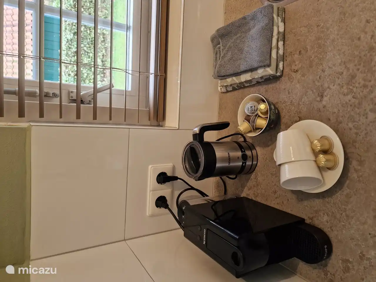 Vorhanden: Nespresso-Maschine, Milchaufschäumer, Filtergerät, Teekanne, Wasserkocher und Küchenwäsche