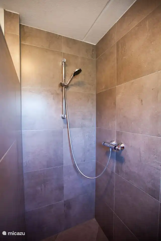 Begehbare Dusche im Badezimmer