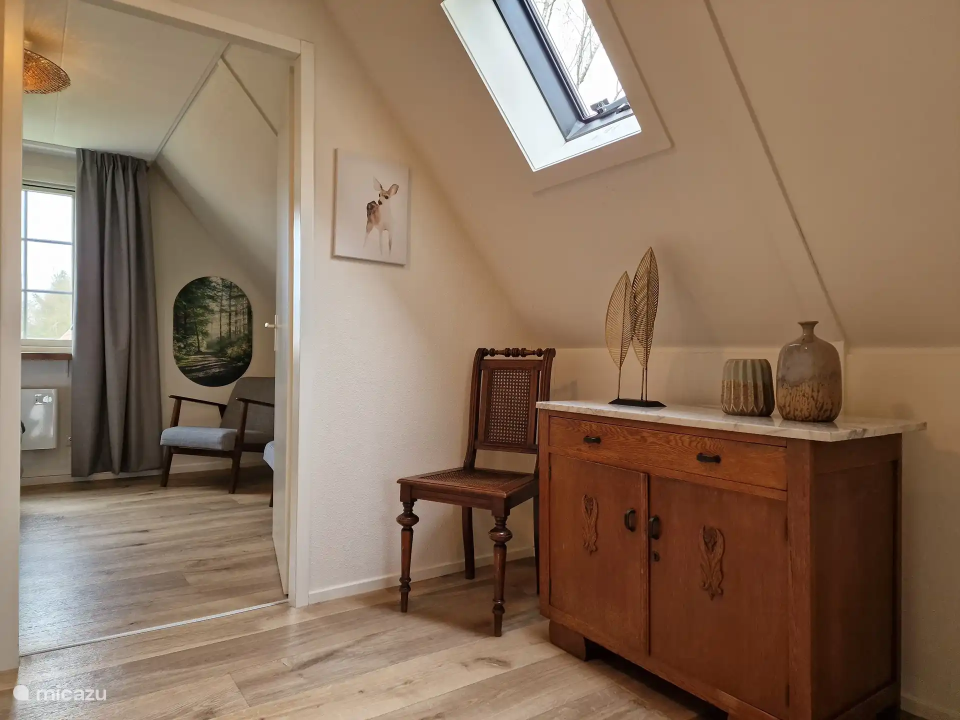 Über dem Flur mit Zugang zu den beiden Schlafzimmern