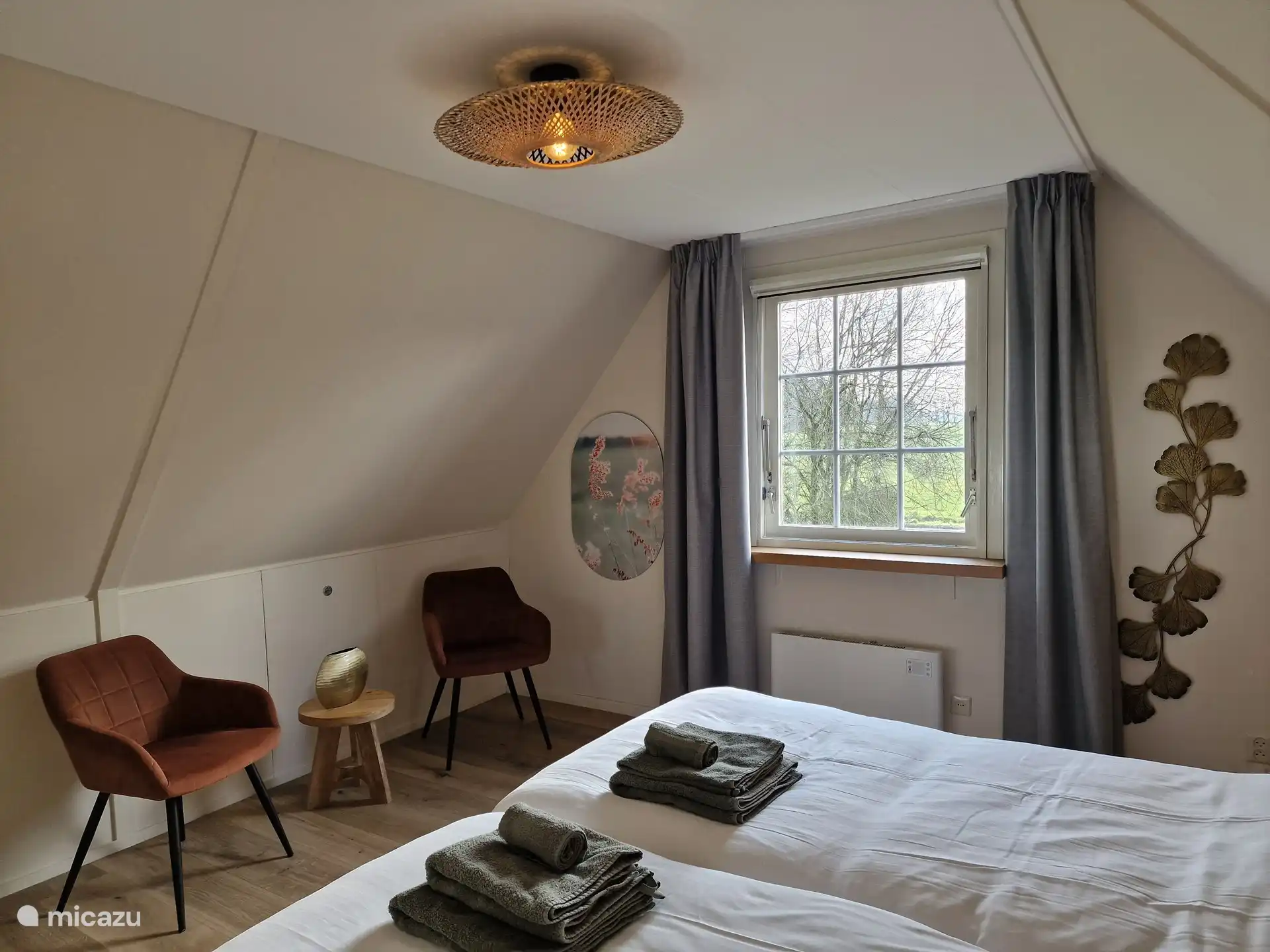 Schlafzimmer im Obergeschoss mit Blick auf die Wiese