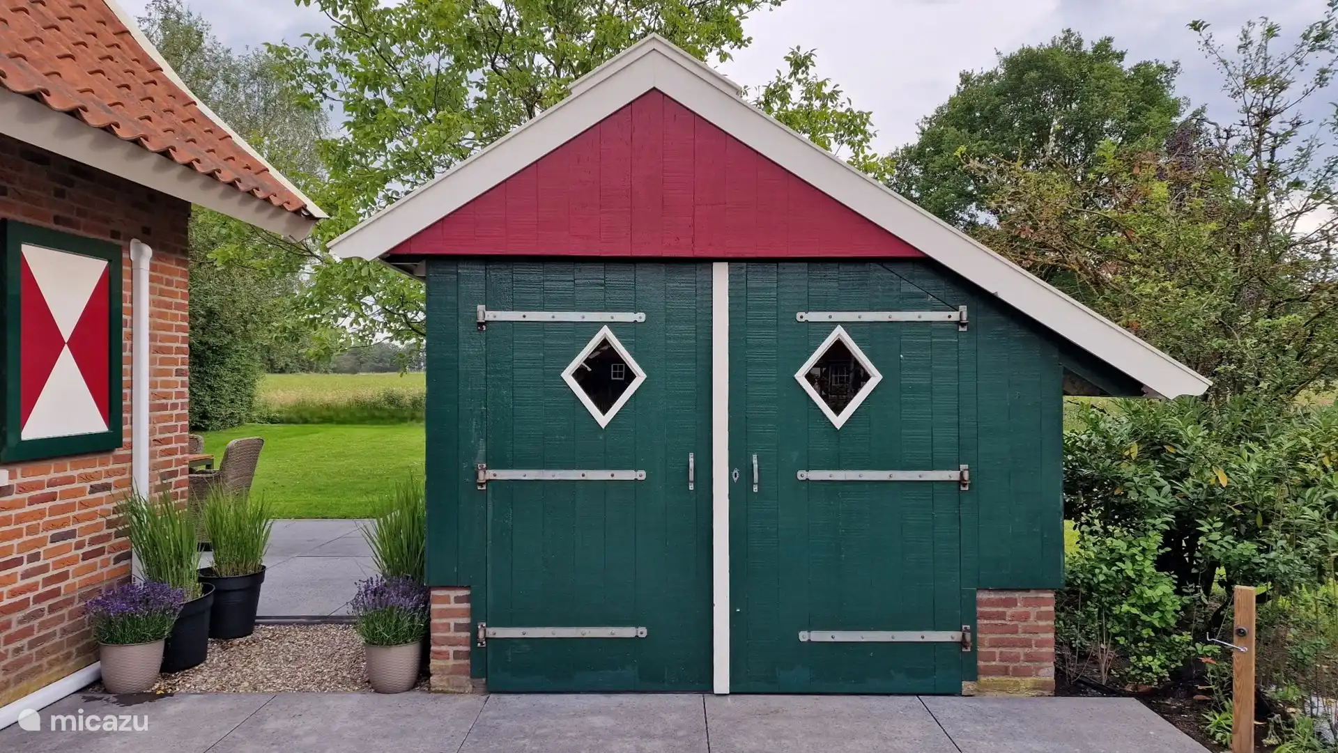 Schuppen für Fahrräder, Holz für den Ofen und Sport & Spiel