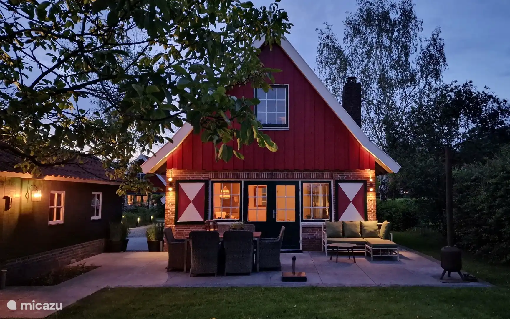 Rückseite des Hauses am Abend