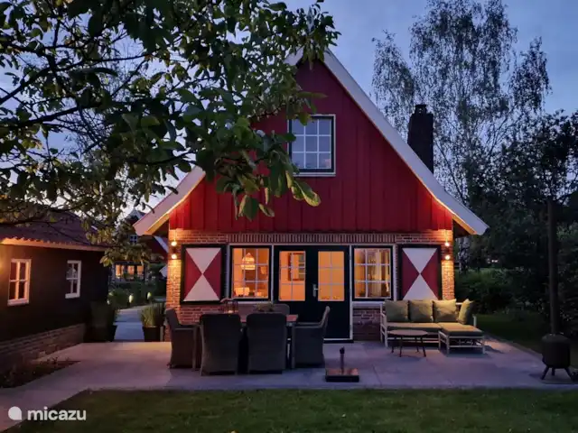 Huisje Weidezicht ● Achterhoek huren in Nederland, Gelderland, Lievelde - vakantiehuis Achterzijde woning in de avond
