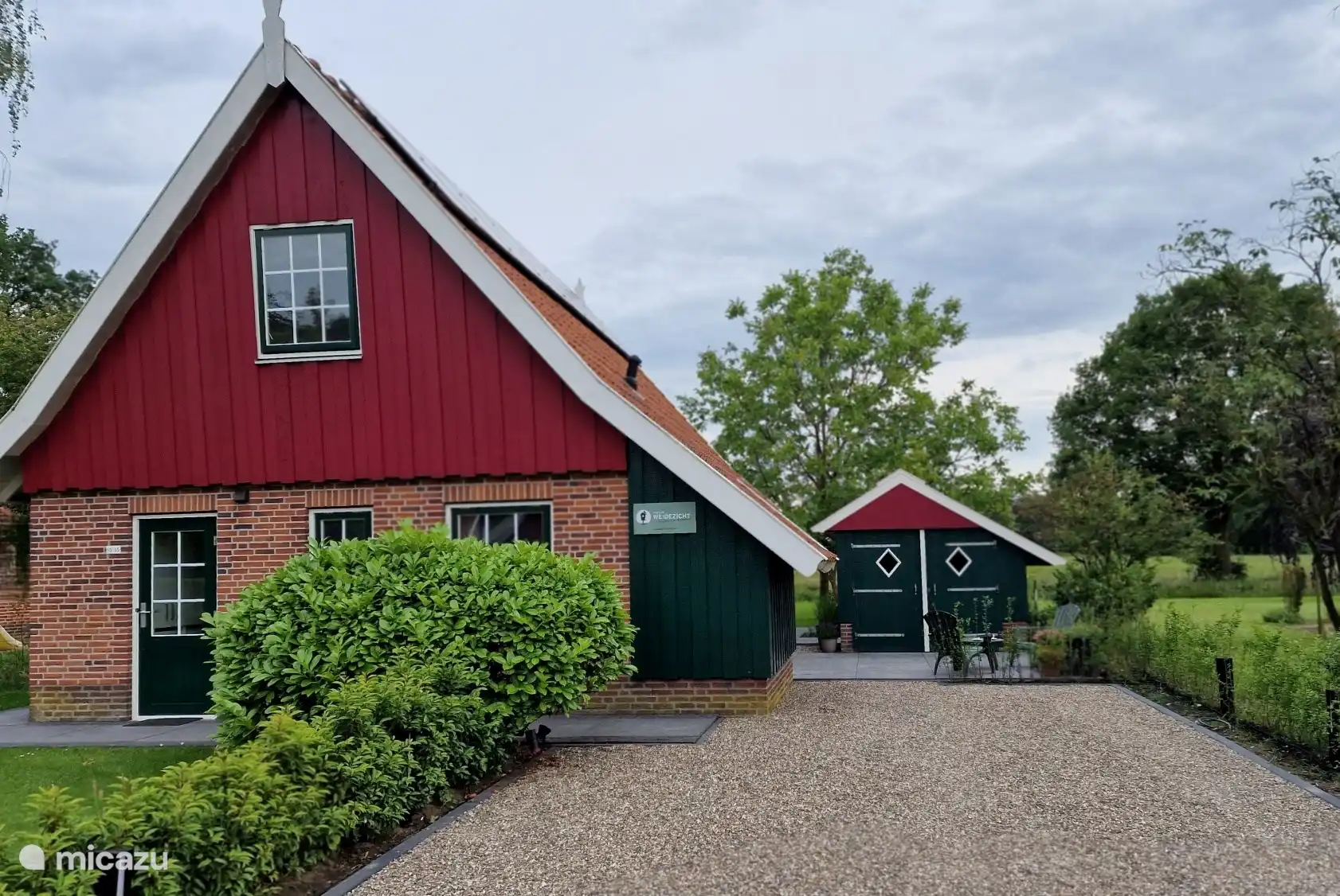 Vor dem Haus mit Parkplatz für 3 Autos
