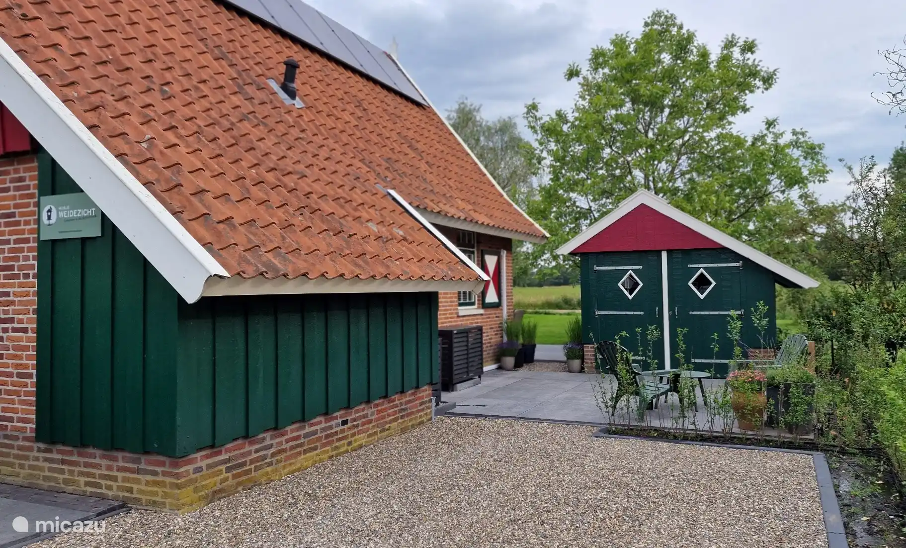 Blick auf den Schuppen, in dem Tischtennis gespielt werden kann