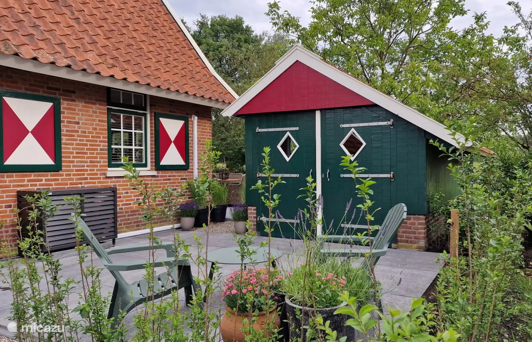 Die seitliche Terrasse für einen Kaffeemoment