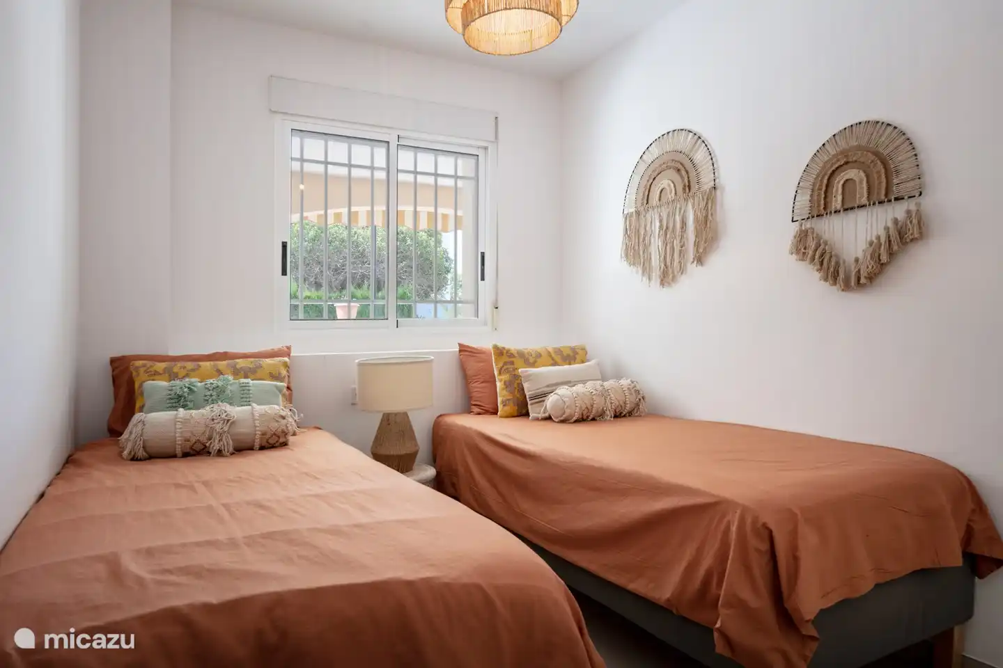 Schlafzimmer mit zwei bequemen Einzelbetten (klimatisiert). 