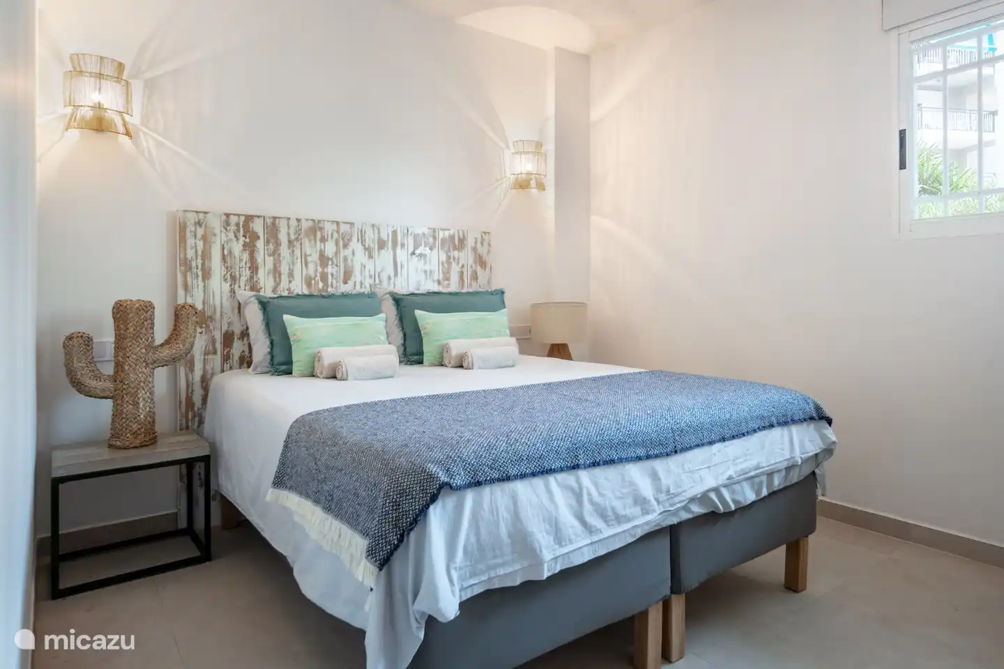 Doppelbett (160x200) mit Einbauschrank und Klimaanlage. 