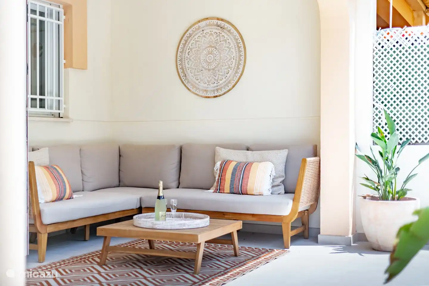 Bequemes Lounge-Sofa auf der geräumigen (55m2), sonnigen (nach Süden ausgerichteten) Terrasse im Erdgeschoss. 