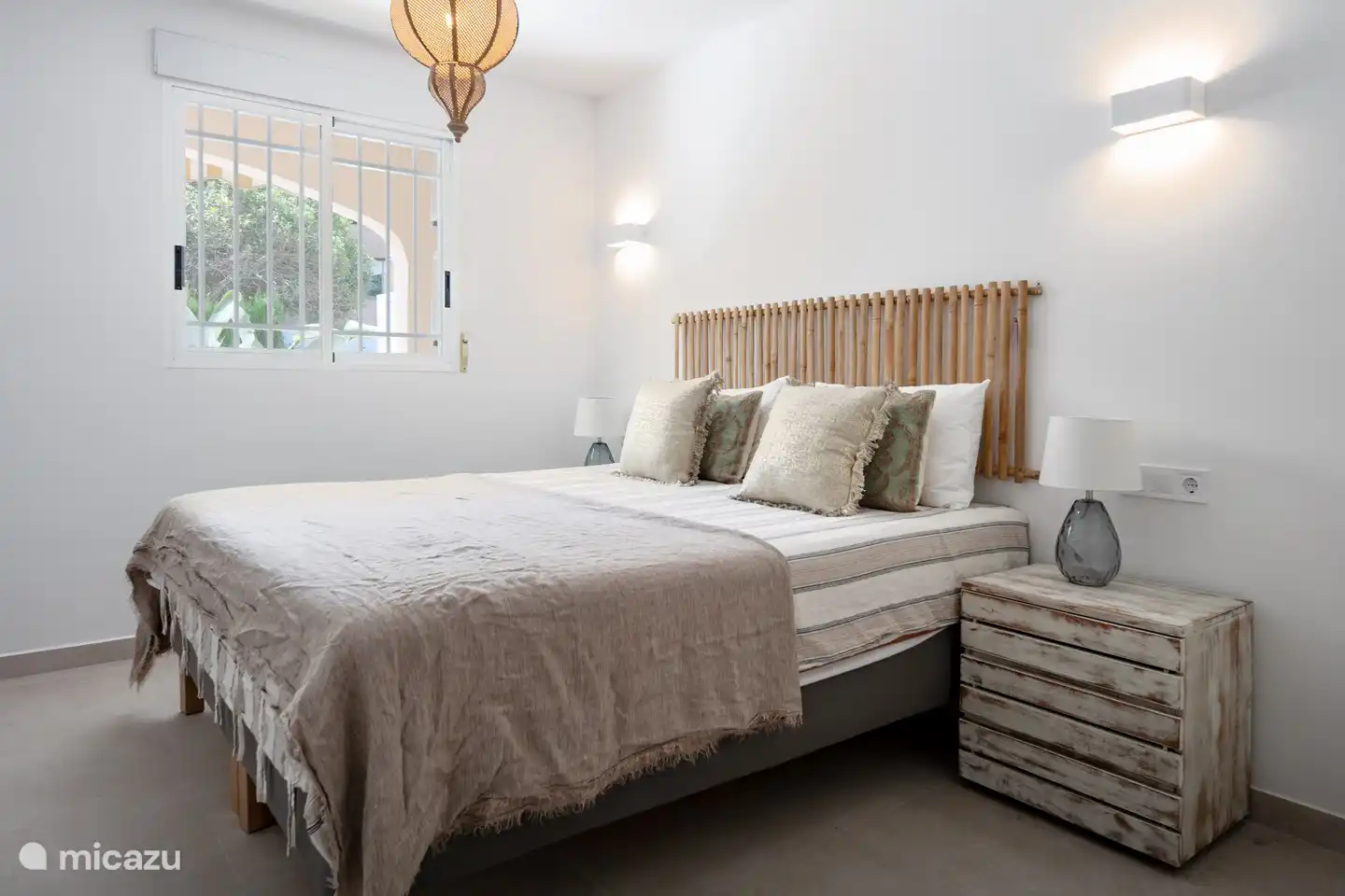 Das Hauptschlafzimmer mit einem Doppelbett (180x200), Einbauschrank und Klimaanlage. 