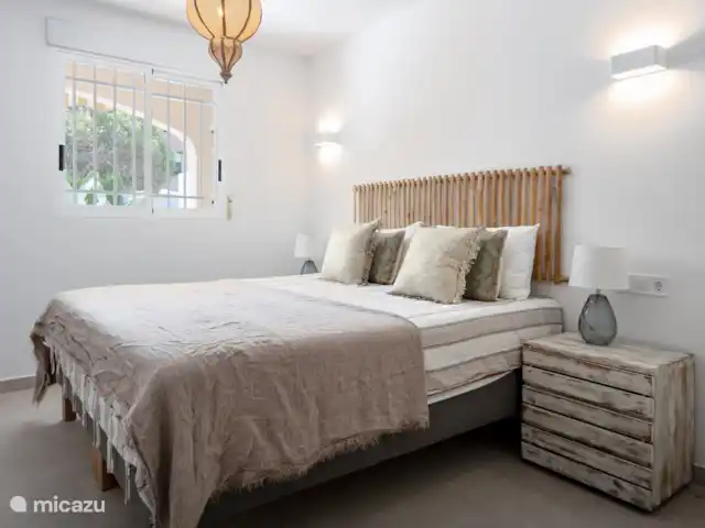 Appartement Plage Arenal | Espagne, Costa Blanca, Jávea - appartement La chambre principale avec un lit double (180x200), une armoire intégrée et la climatisation.