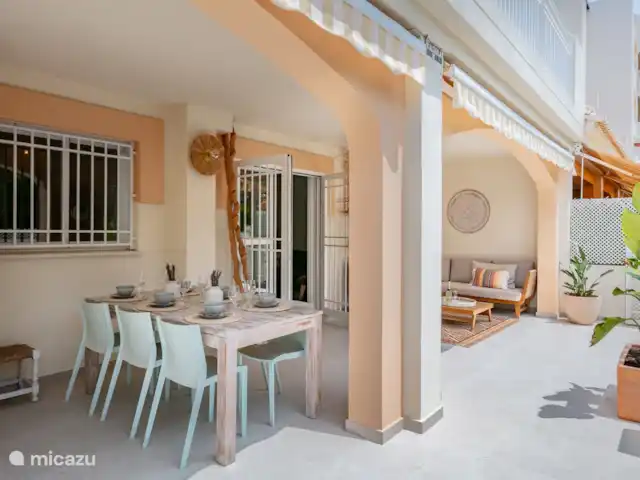 Appartement Plage Arenal | Espagne, Costa Blanca, Jávea - appartement Terrasse spacieuse (55m2) au sud, avec table à manger, canapé salon et deux chaises longues.