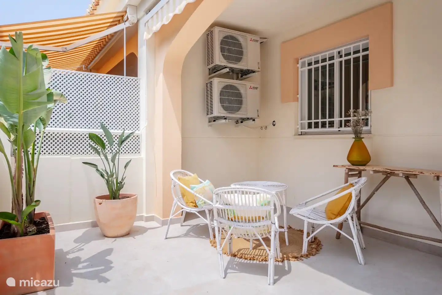 Terrasse und Sitzgelegenheit