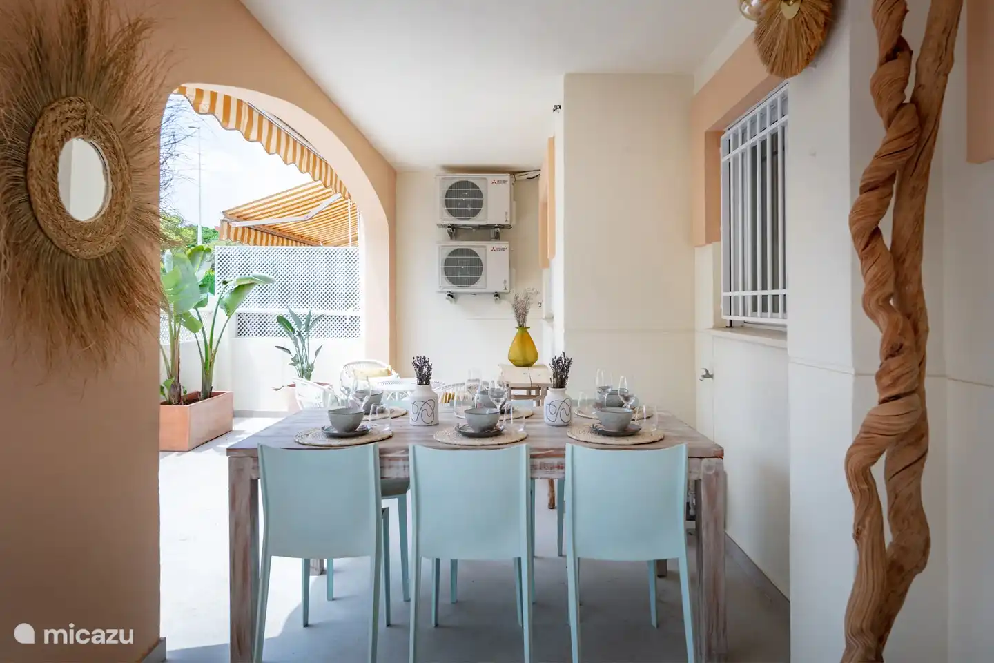 Terrasse mit Esstisch