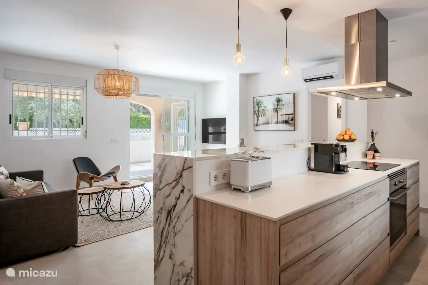 Moderne, offene Küche, komplett ausgestattet. 