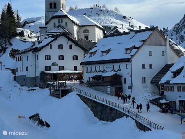 High Alpine Vacuum EVladen, bain à remous et barbecue | Autriche, Carinthie, Arnoldstein - maison de vacances Monte Lussari en hiver.
En haut de la piste de ski, avec télécabine en haut et dans le ciel en bas.