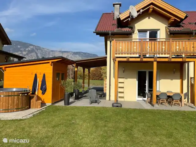 High Alpine Vacuum EVladen, bain à remous et barbecue | Autriche, Carinthie, Arnoldstein - maison de vacances Cour arrière avec bain à remous