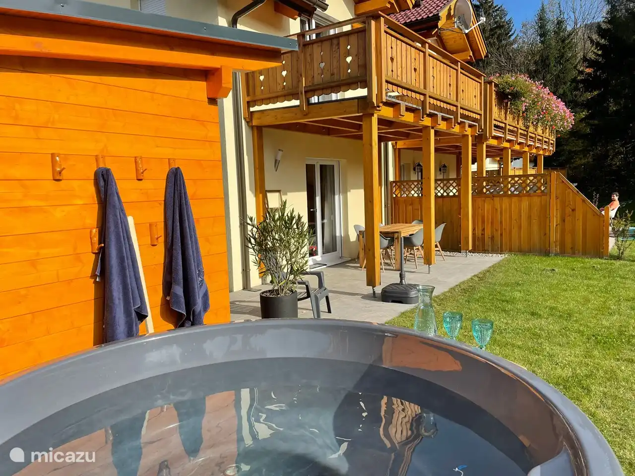 Bain à remous dans la cour arrière avec terrasse