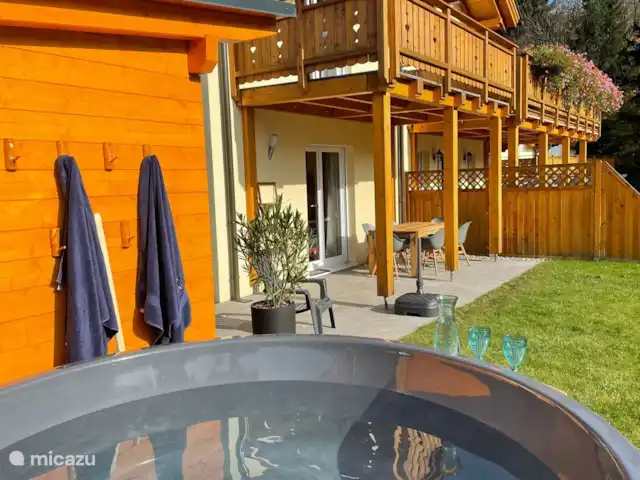 High Alpine Vacuum EVladen, bain à remous et barbecue | Autriche, Carinthie, Arnoldstein - maison de vacances Bain à remous dans la cour arrière avec terrasse