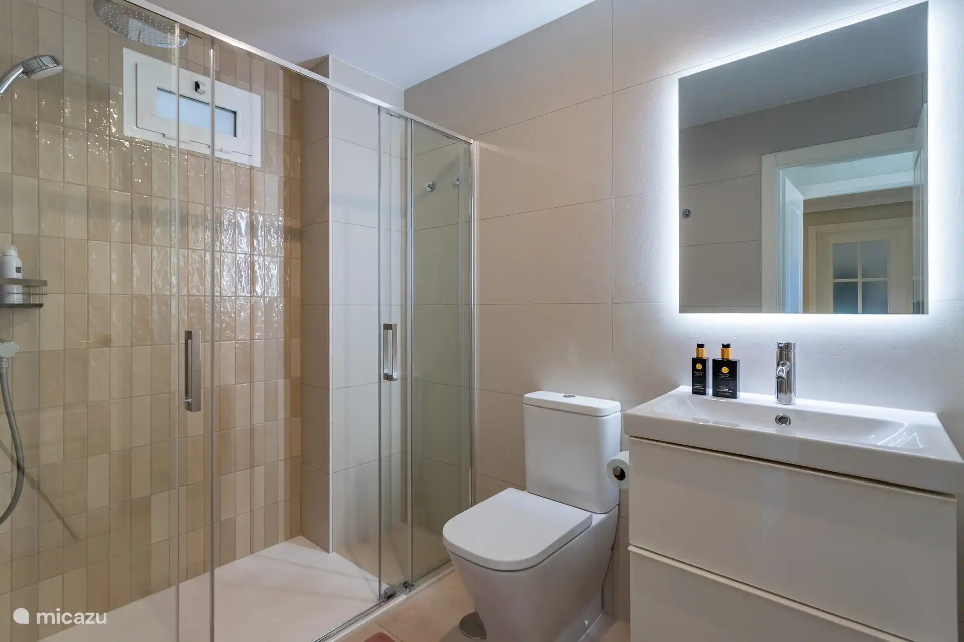 Badkamer ensuite voorzien van veilige inloopdouche (Grohe regendouche), verhoogd toillet, wastafel en spiegel met verlichting. Er is een fohn aanwezig. 