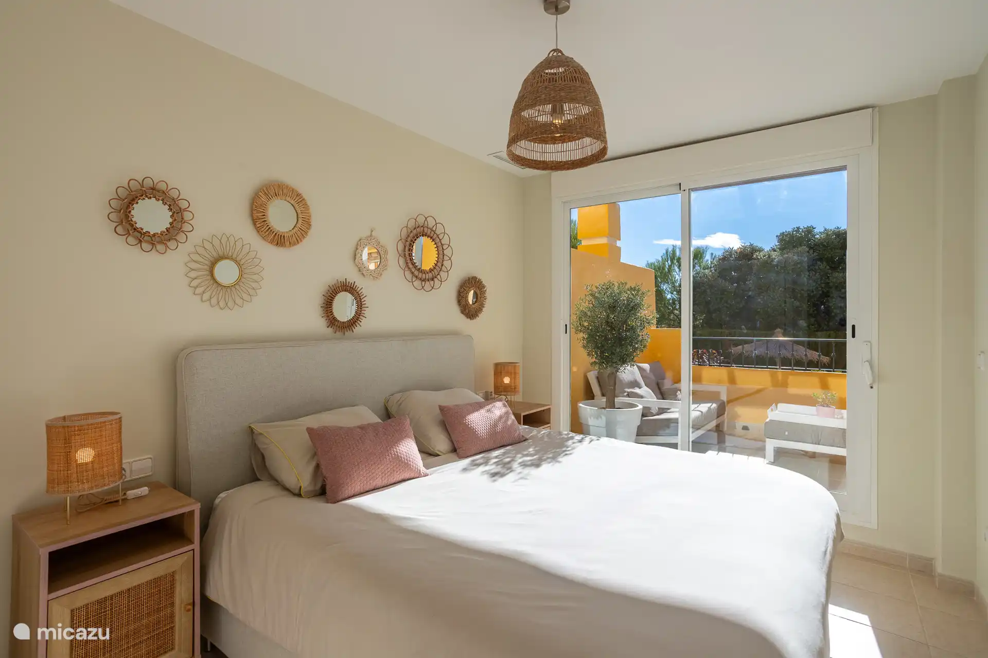 Dormitorio con somier doble (180 x 200cm) y baño privado. Abre la puerta corredera y estás en la terraza.