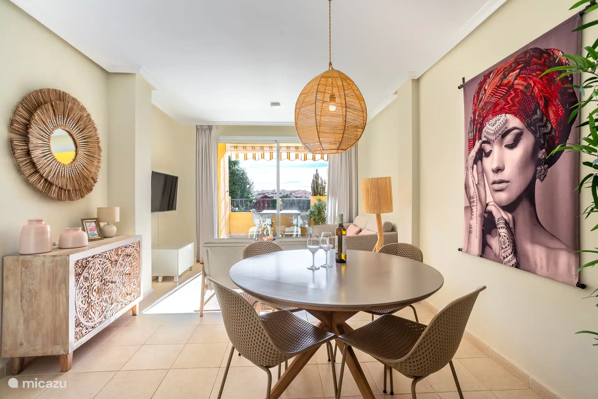 Hier kijk je vanuit de keuken in de woonkamer. 