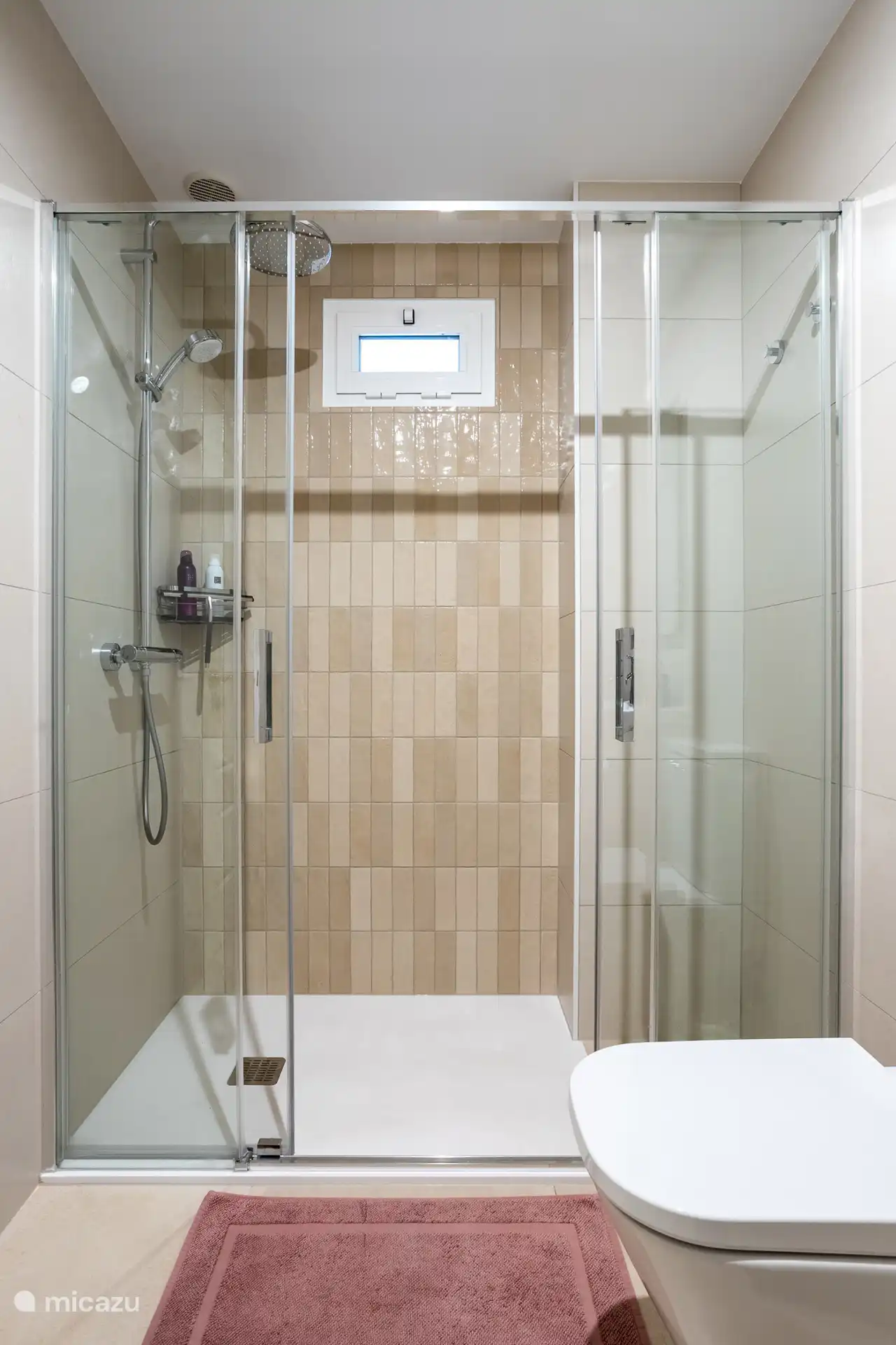 Ducha espaciosa con grifo de ducha de lluvia. 