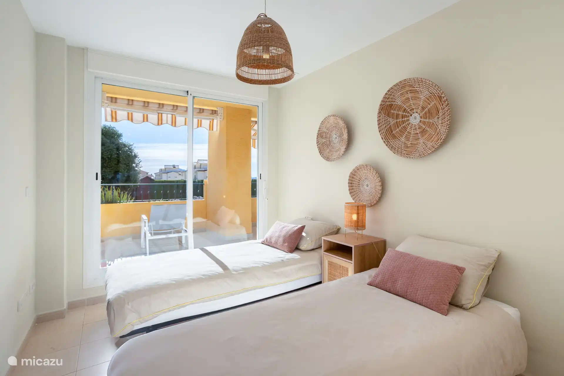 Tweede slaapkamer met twee 1-persoons bedden (90 x 200cm). Je slaapt heerlijk op de Emma wolkenkussens. 