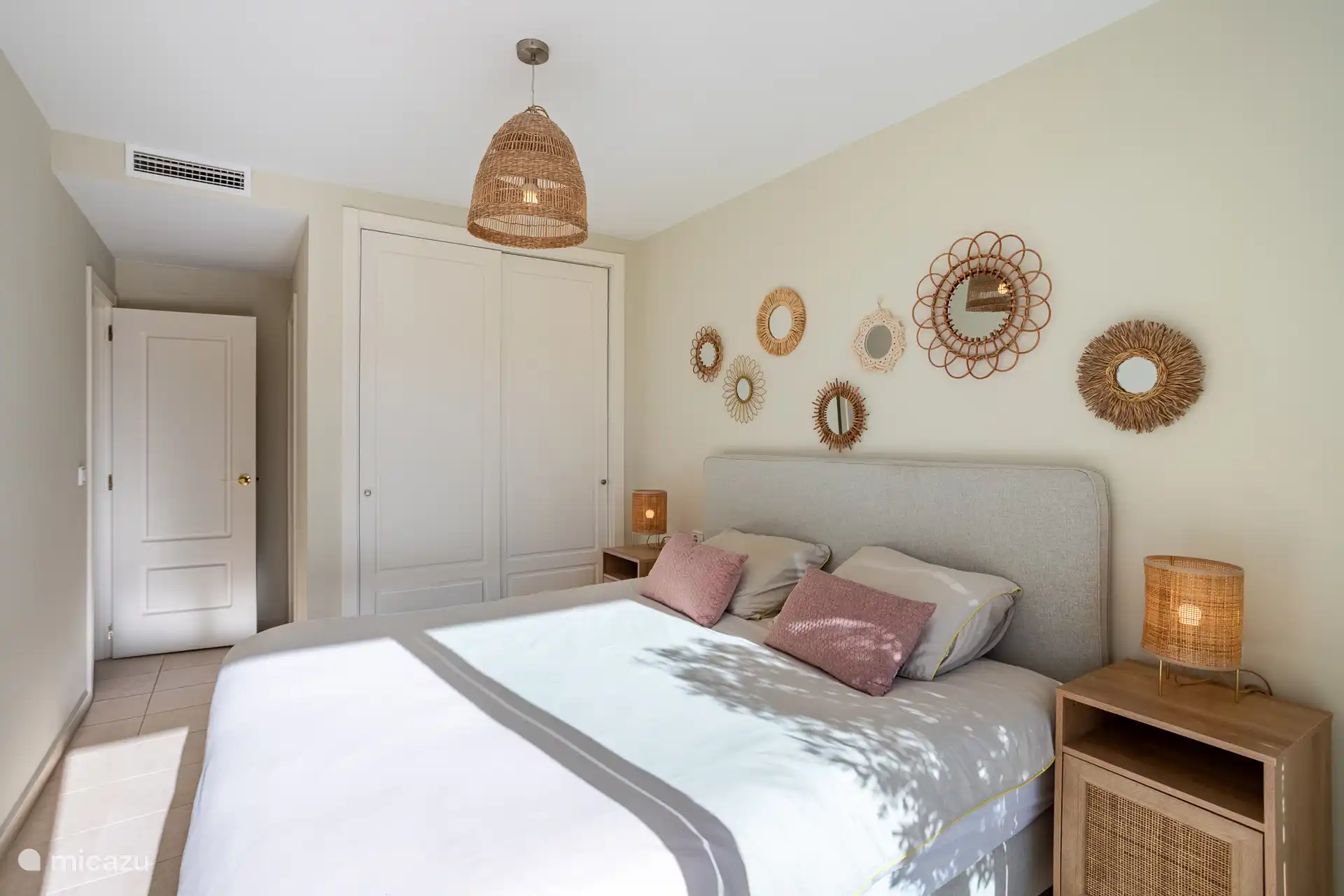 Slaapkamer met tweepersoons boxspring (180 x 200cm) en badkamer ensuite. De kamer is tevens voorzien van een kledingkast. Je slaapt heerlijk op de Emma wolkenkussens. 