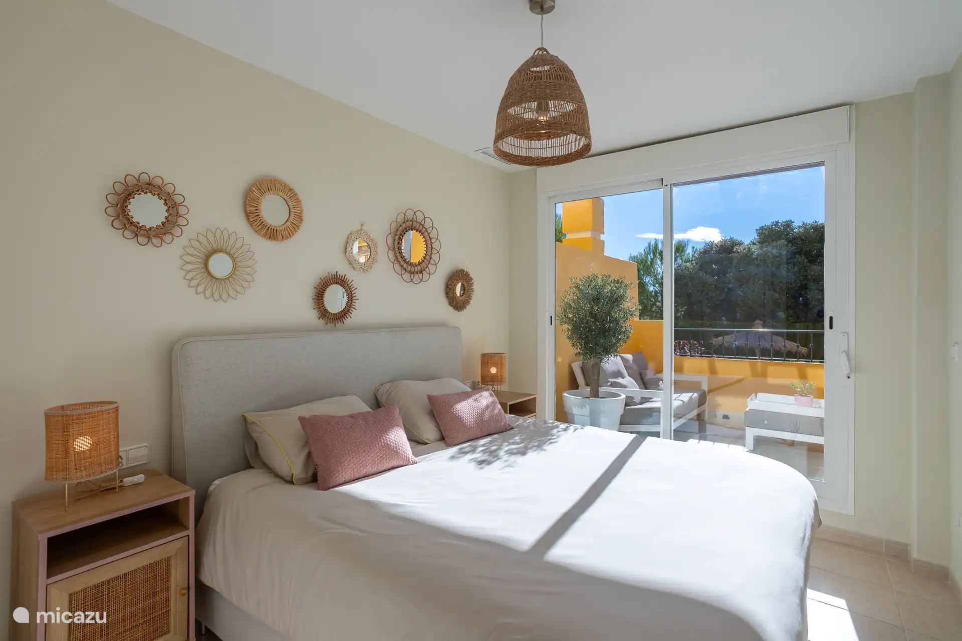 Slaapkamer met tweepersoons boxspring (180 x 200cm) en badkamer ensuite. Doe de schuifdeur open en je staat op het terras. 