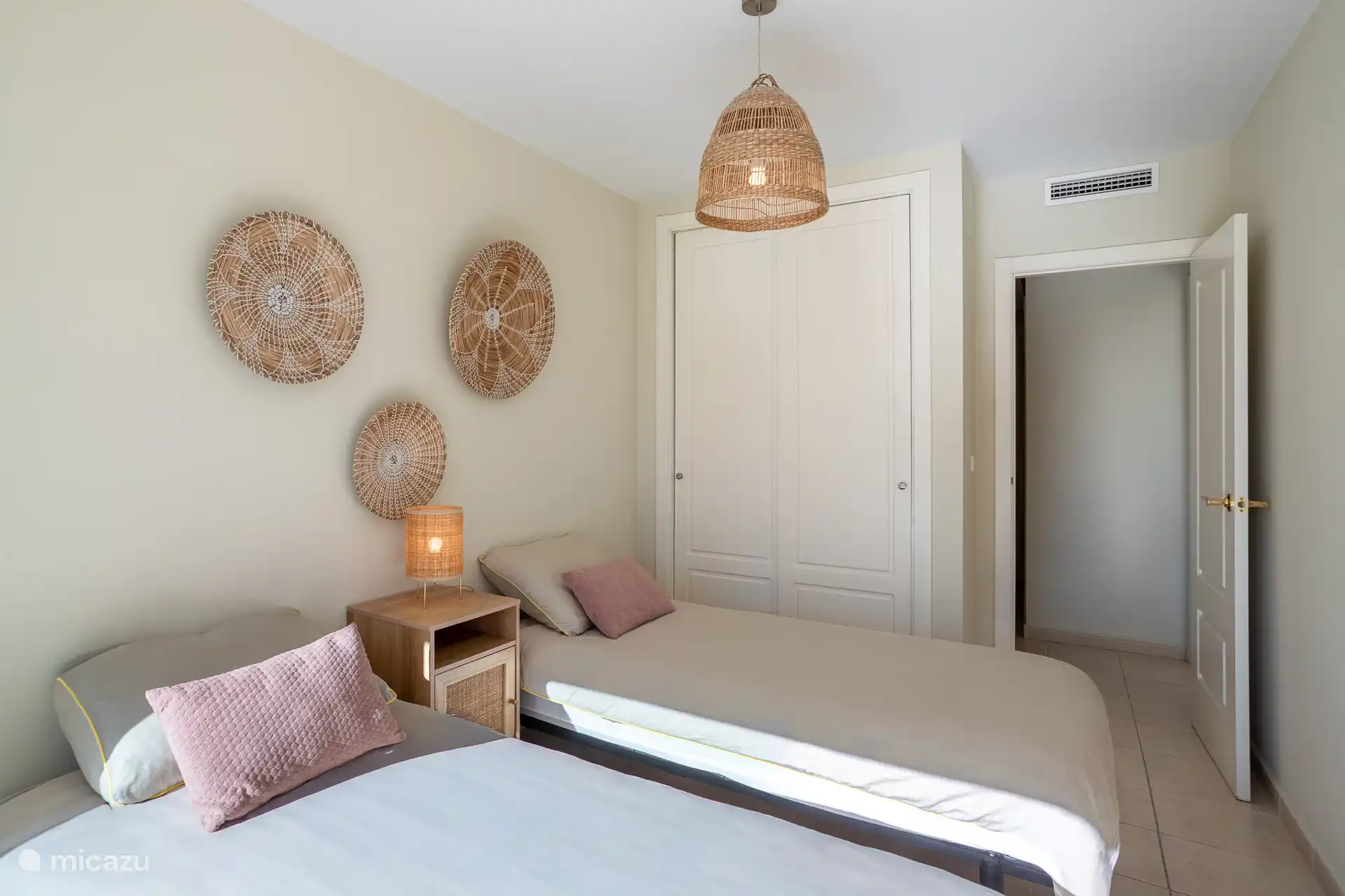 Segundo dormitorio con dos camas individuales (90 x 200cm) y armario. Duermes maravillosamente sobre los cojines de las nubes de Emma. 